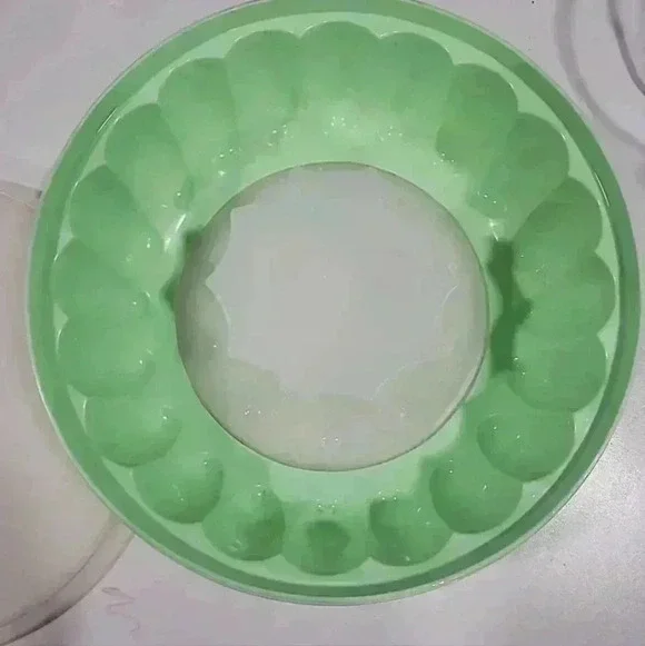 Tupperware Vintage Jello Mold with Lid - Mint Green - 1201-11, 1202-4, 1203-6 - Picture 4 of 6